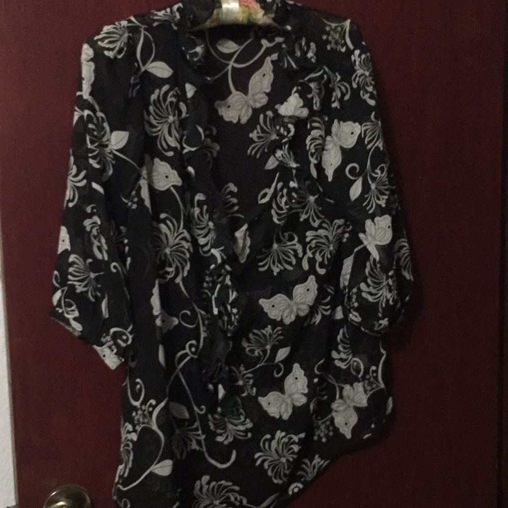 Old Navy ruffle butterfly sheer top. M. GUC.